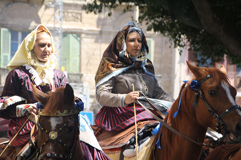 Donne in costume sardo a cavallo