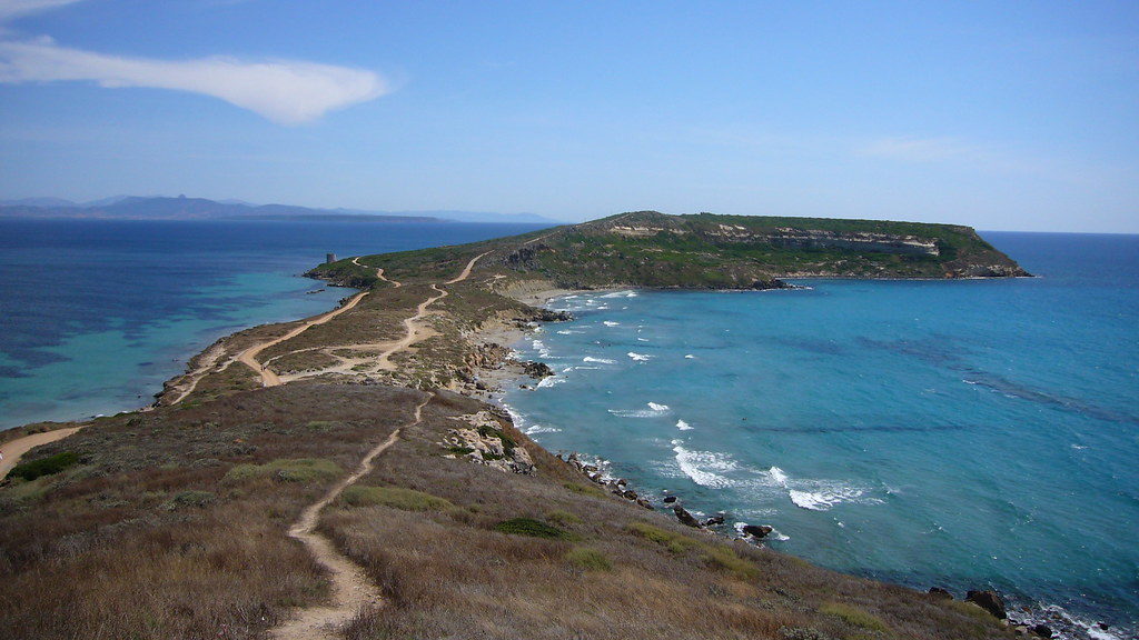 la penisola del sinis con la torre costiera sullo sfondo 